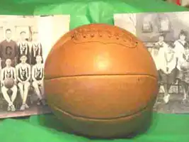 Почему баскетбольный мяч оранжевый?