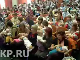 В Красноярске 200 мам одновременно кормили детей грудью