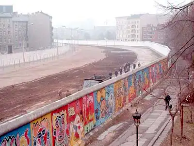 Граффити на Берлинской стене будут отреставрированы