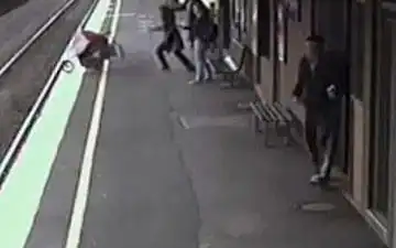 В Австралии коляска с ребёнком попала под поезд