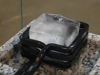 Кусок льда под нагревом