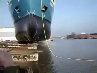 Как спускают судна на воду