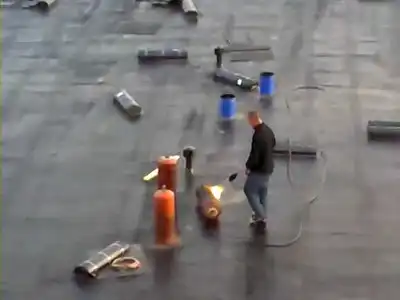 Челябинские рабочие нагревают баллон с газом
