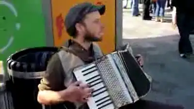 Уличный музыкант исполняет песню Джексона