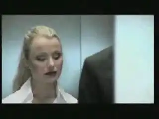 Блондинка и не мужик в лифте)