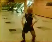 Работница Московского аэропорта танцует на работе