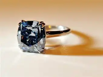 Редкий голубой бриллиант продан за рекордные 9,5 млн. долларов