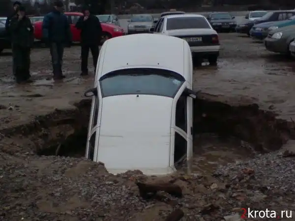 Машина провалилась в Киеве