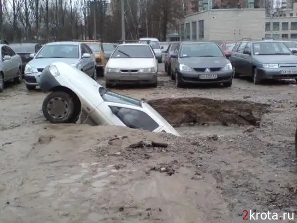 Машина провалилась в Киеве