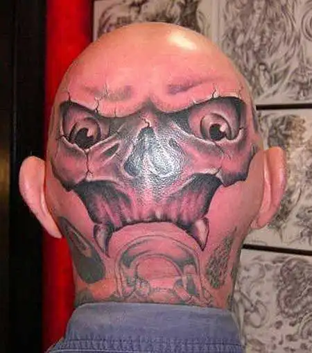 Татуировки на лысых головах.