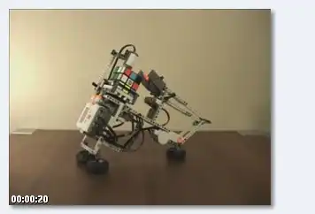 Лего-робот собирает кубик Рубика
