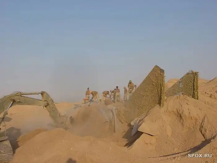 В песках пустыни спрятали боевой самолет