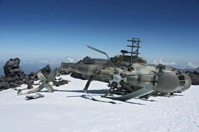 На склонах Эльбруса больше 2-х месяцев лежит упавший Ми-8