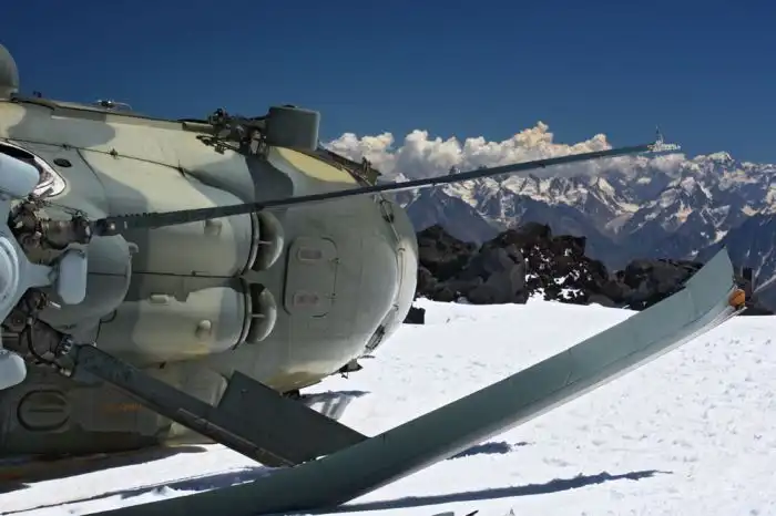 На склонах Эльбруса больше 2-х месяцев лежит упавший Ми-8