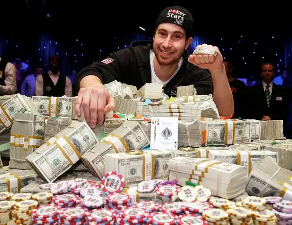 Парень выиграл в покер 9 миллионов $