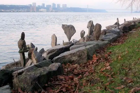 Побережье балансирующих камней