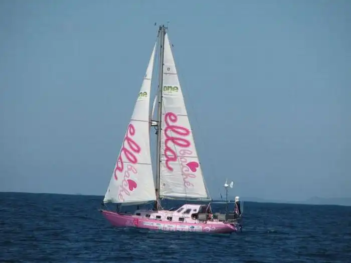 16-летняя девочка и ее розовая лодка