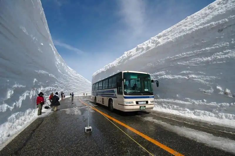 Уборка снега в Японии (3 фото)