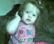 Маленькая девочка разговаривает по телефону