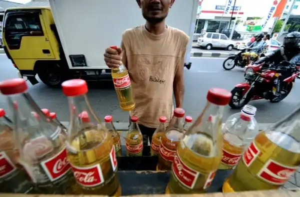 Как добывают бензин и серу в Индонезии.