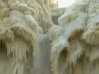 Замёрзший водопад в Эстонии