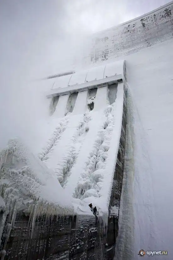 Саяно-Шушенская ГЭС покрылась льдом толщиной в 30 метров
