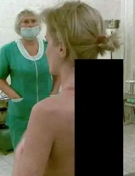 В московскую больницу пришла девушка с ножом в спине