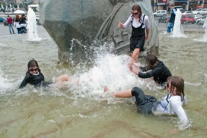 Киевские выпускники и выпускницы купаются в фонтанах