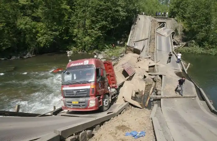 Мост обрушился из-за большого веса грузовика