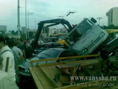 Вот так эвакуируют автомобили в Киеве.