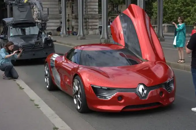 Концепт Renault DeZir на улицах Парижа