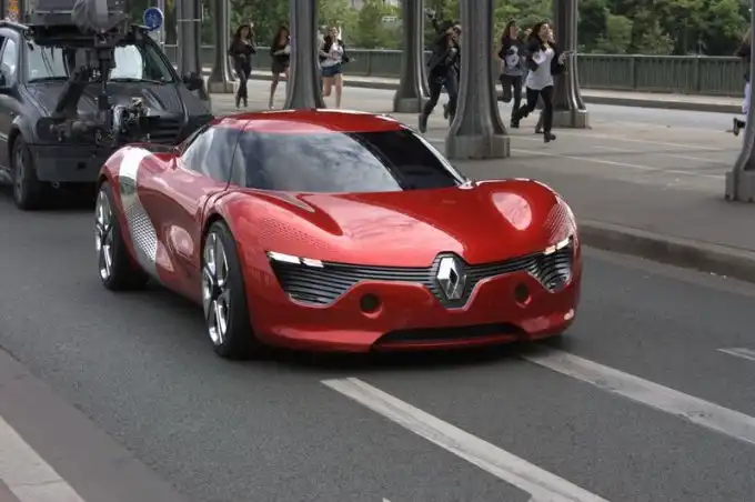 Концепт Renault DeZir на улицах Парижа