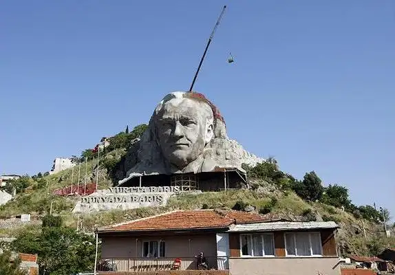 Монументальные скульптуры, высеченные в горах