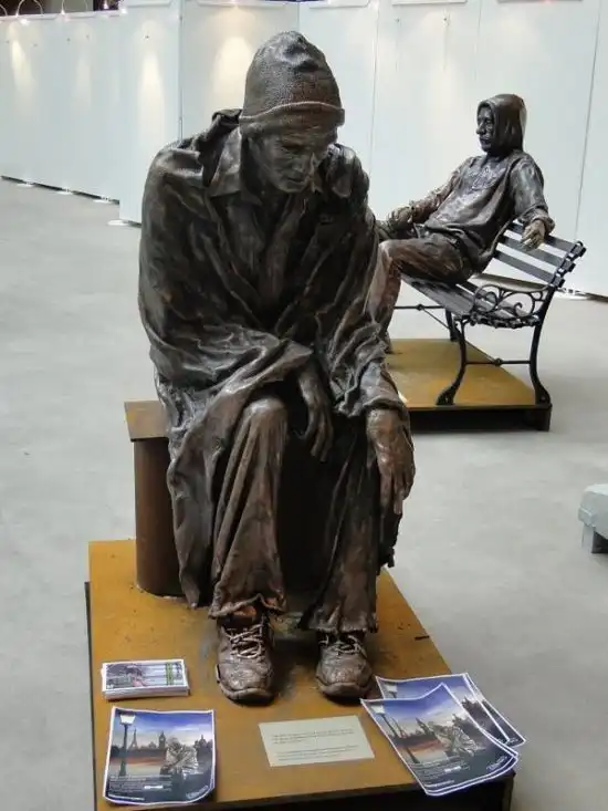Бронзовые статуи бездомных
