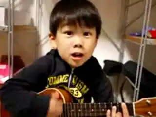 Мальчик играет на гавайской гитаре