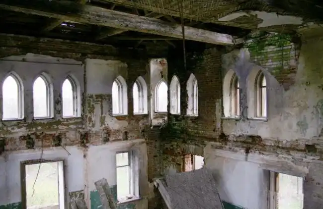 Настоящий заброшенный готический замок во Владимире