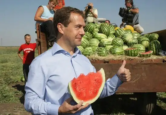 Как Медведев за продуктами съездил