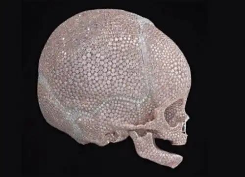Детский череп с бриллиантами