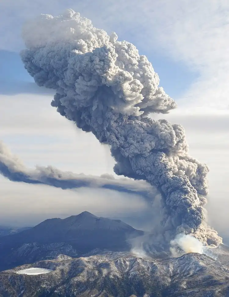 Крупнейшее за 50 лет извержение вулкана Синмоэ в Японии (6 фото)