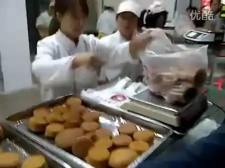 Китаянка и пирожные