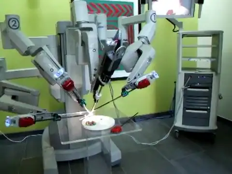 Невероятно аккуратный медицинский робот