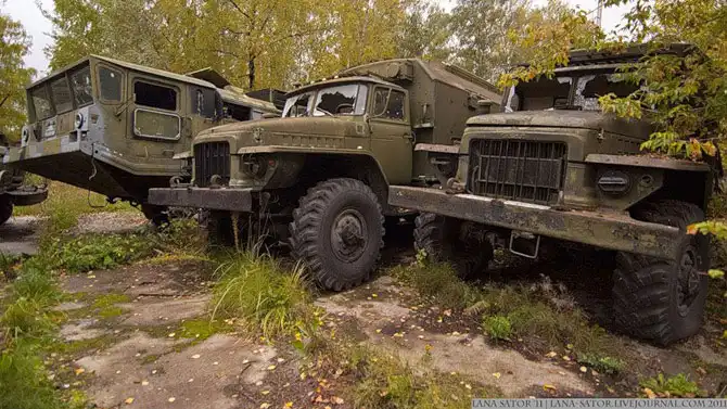 Брошенная военная техника в лесу