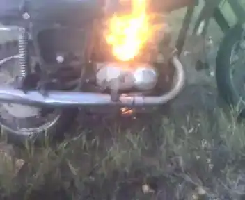 Тест огнотешителя на горящем мотоцикле