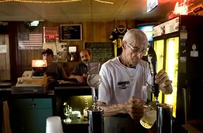 Самый старый бармен в мире