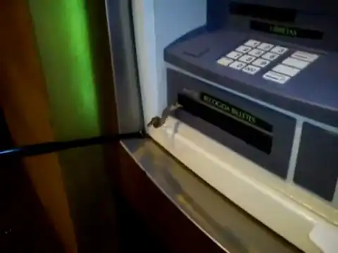 Иногда банкомат выдает не только деньги