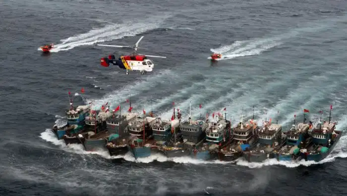 Китайские рыбаки уходят от погони (мини пост)