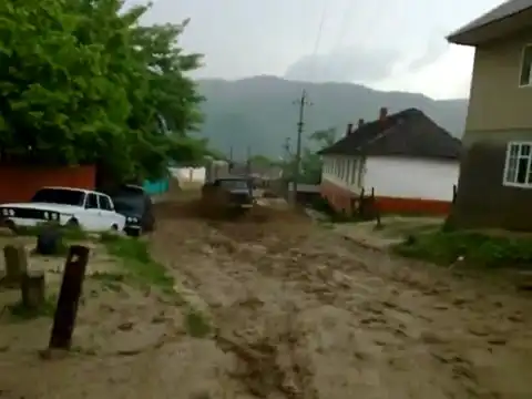 Грузовики против сильного наводнения
