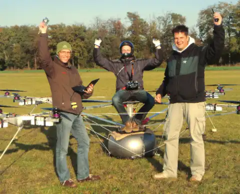 Немец совершил первый в мире полет на мультикоптере