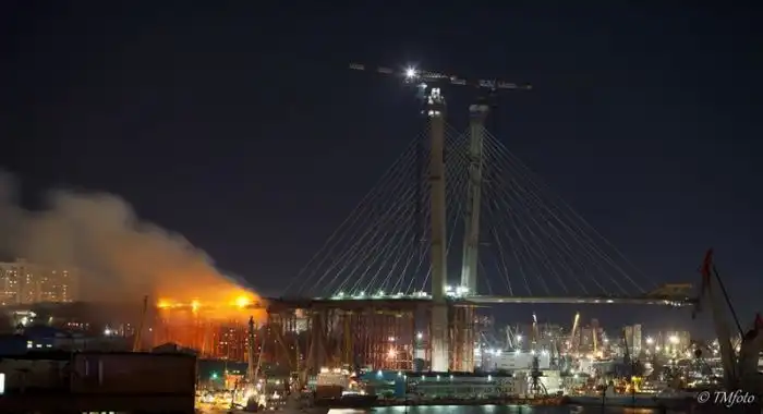 Сильнейший пожар на мосту во Владивостоке