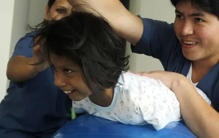 Неунывающая девочка - инвалид из Перу